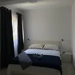 马里纳公寓 公寓 *